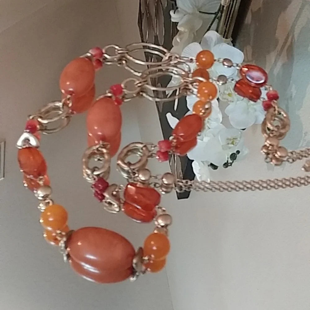 NWT Gold Tone Embellished Stament Beaded  Necklace